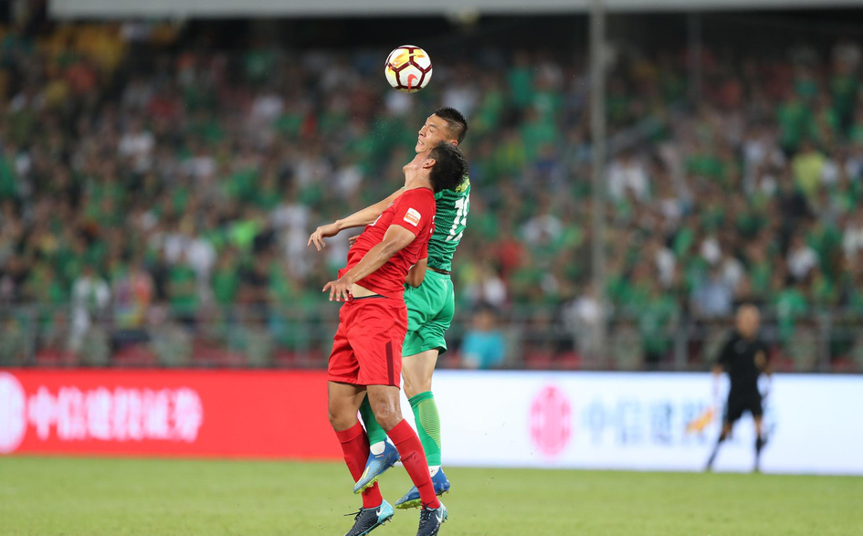 体育健儿在赛场咬紧牙关在坚持一会儿比赛